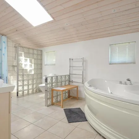 Sardinvej With Fireplace And Shower *